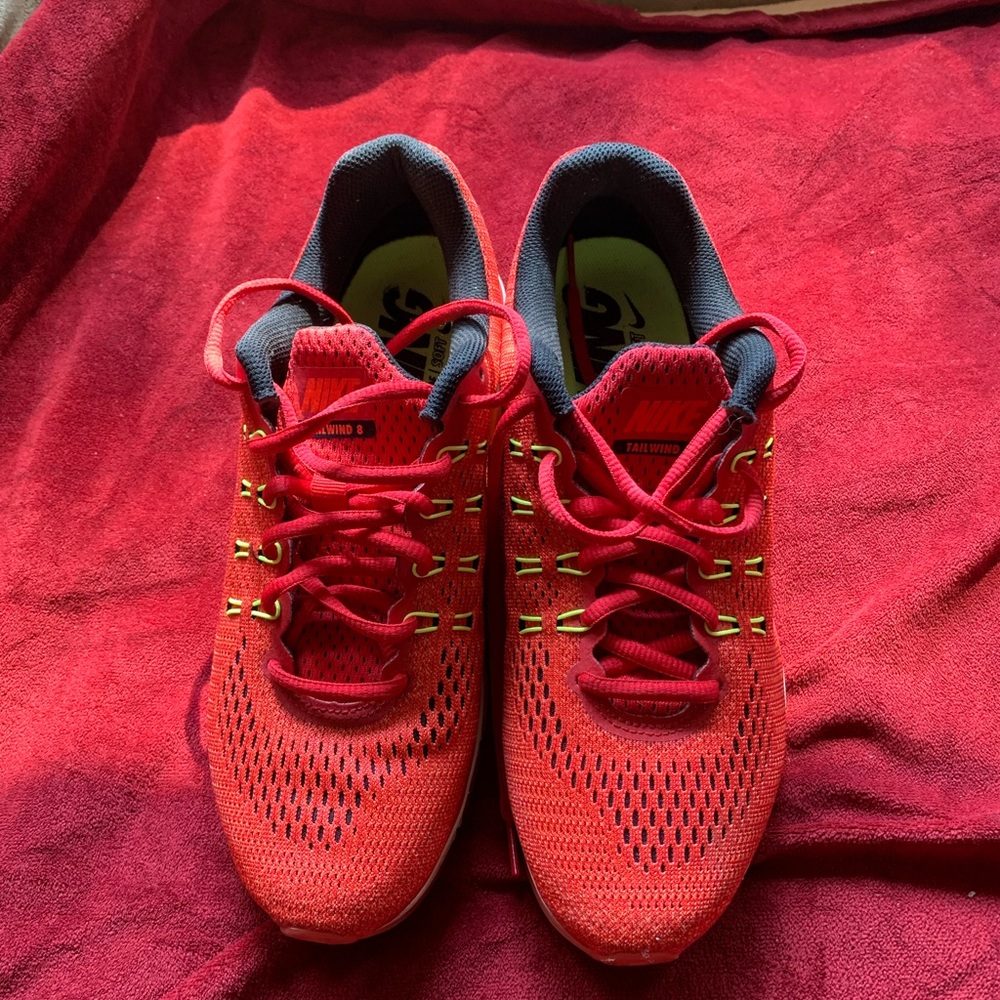 Size 9 Women’s Nike Running Shoes. Excellent condition, barely worn.